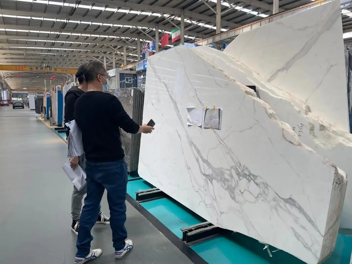 China stone supplier is matching the veins of Calacatta White for a project in Shuitou Town Stone Market