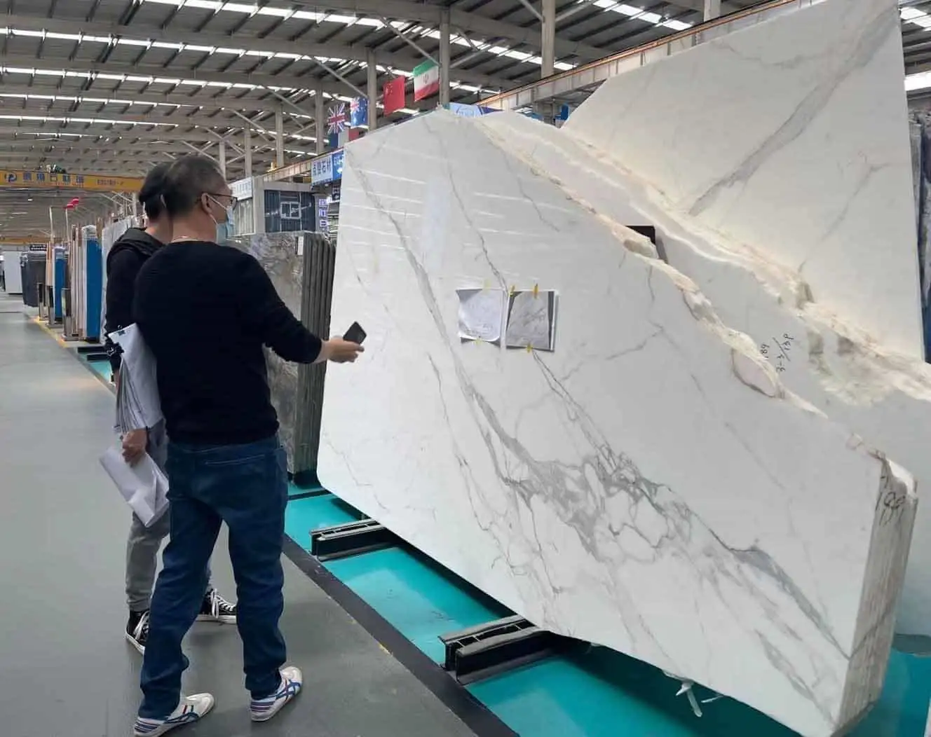 China stone supplier is matching the veins of Calacatta White for a project in Shuitou Town Stone Market